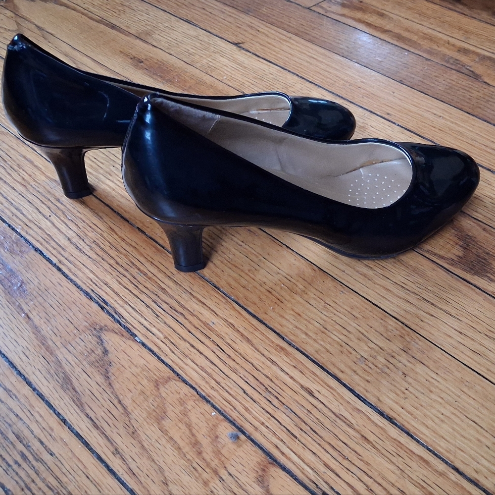 East 5th Flex Form Yasmin - Women's Black Patent Leather 3in Pump Heels. Size 7M